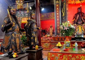 10 Famous Chinese Gods And Goddesses For All Families