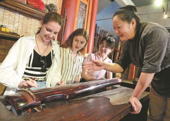 Chinese Culture Provides Extra Attraction For Foreign Students